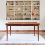 Table à rallonge scandinave en palissandre années 60, plateau veinage flamboyant, pieds fuseau, structure bois clair, 8 couverts