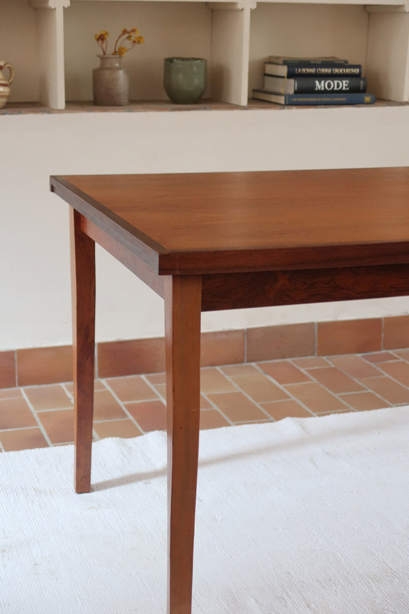 Table à rallonge scandinave en palissandre années 60, plateau veinage flamboyant, pieds fuseau, structure bois clair, 8 couverts