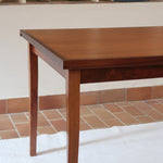 Table à rallonge scandinave en palissandre années 60, plateau veinage flamboyant, pieds fuseau, structure bois clair, 8 couverts