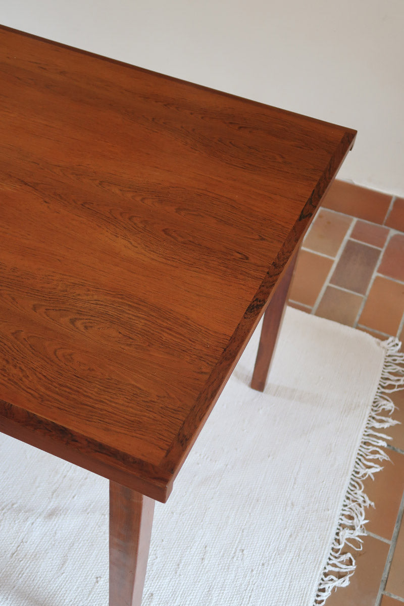 Table à rallonge scandinave en palissandre années 60, plateau veinage flamboyant, pieds fuseau, structure bois clair, 8 couverts