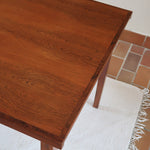 Table à rallonge scandinave en palissandre années 60, plateau veinage flamboyant, pieds fuseau, structure bois clair, 8 couverts
