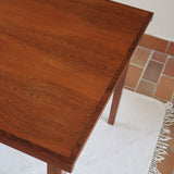 Table à rallonge scandinave en palissandre années 60, plateau veinage flamboyant, pieds fuseau, structure bois clair, 8 couverts