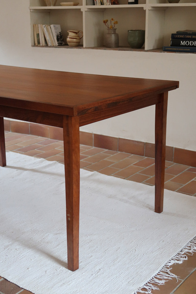 Table à rallonge scandinave en palissandre années 60, plateau veinage flamboyant, pieds fuseau, structure bois clair, 8 couverts