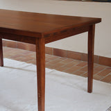 Table à rallonge scandinave en palissandre années 60, plateau veinage flamboyant, pieds fuseau, structure bois clair, 8 couverts