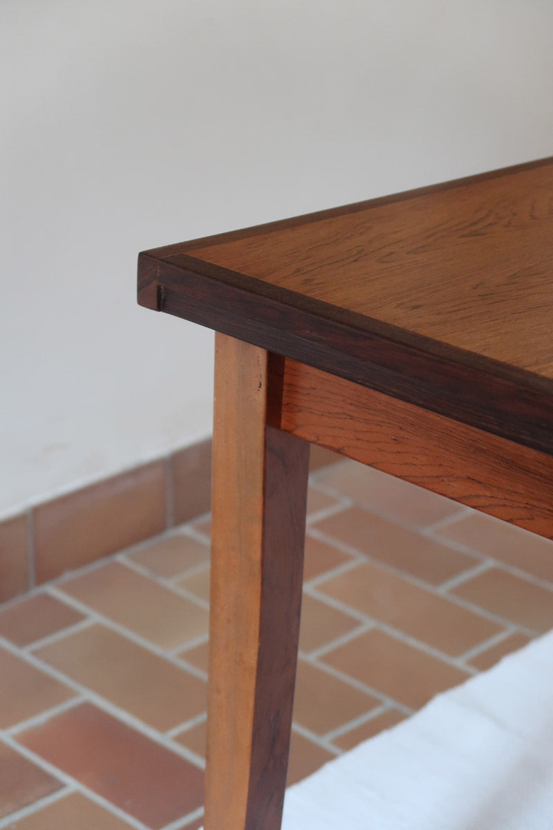 Table à rallonge scandinave en palissandre années 60, plateau veinage flamboyant, pieds fuseau, structure bois clair, 8 couverts