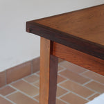 Table à rallonge scandinave en palissandre années 60, plateau veinage flamboyant, pieds fuseau, structure bois clair, 8 couverts