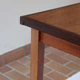 Table à rallonge scandinave en palissandre années 60, plateau veinage flamboyant, pieds fuseau, structure bois clair, 8 couverts