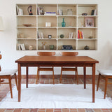 Table à rallonge scandinave en palissandre années 60, plateau veinage flamboyant, pieds fuseau, structure bois clair, 8 couverts