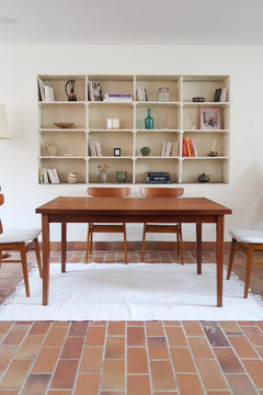 Table à rallonge scandinave en palissandre années 60, plateau veinage flamboyant, pieds fuseau, structure bois clair, 8 couverts