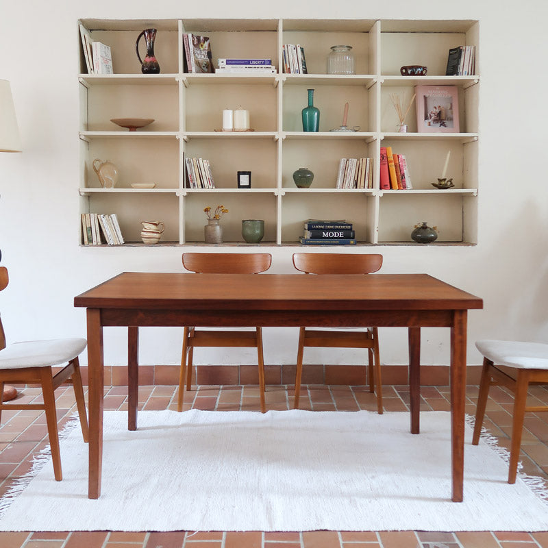Table à rallonge scandinave en palissandre années 60, plateau veinage flamboyant, pieds fuseau, structure bois clair, 8 couverts