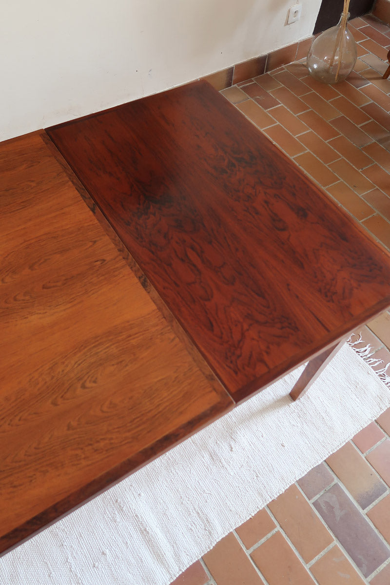 Table à rallonge scandinave en palissandre années 60, plateau veinage flamboyant, pieds fuseau, structure bois clair, 8 couverts