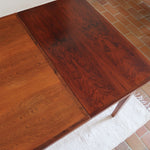 Table à rallonge scandinave en palissandre années 60, plateau veinage flamboyant, pieds fuseau, structure bois clair, 8 couverts