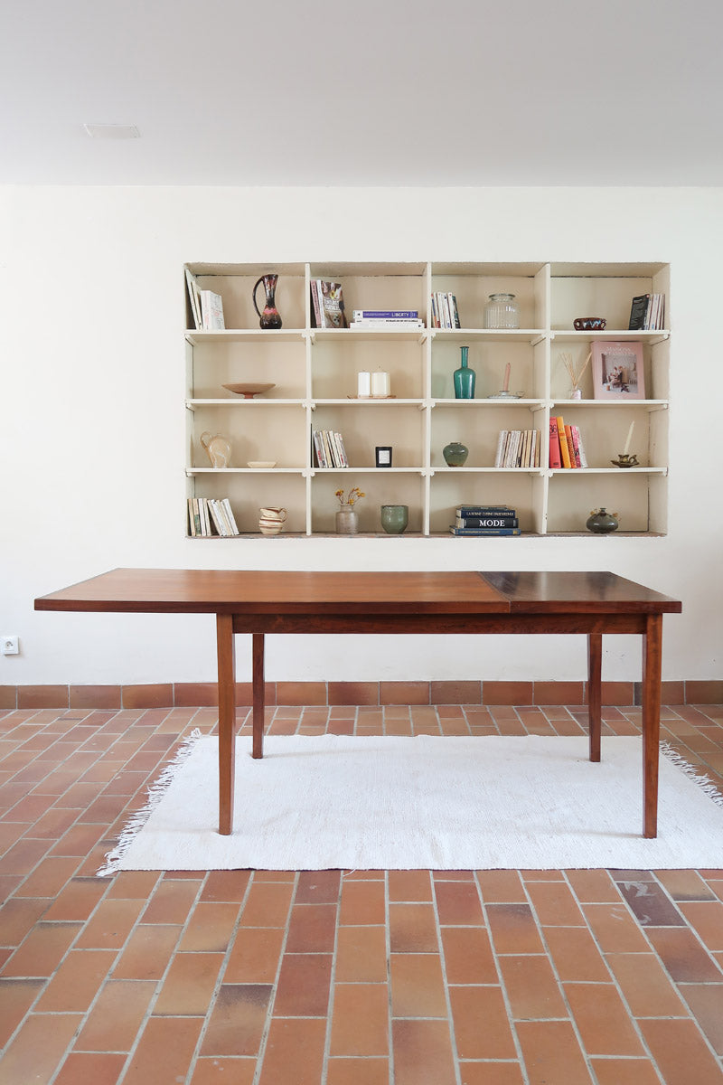 Table à rallonge scandinave en palissandre années 60, plateau veinage flamboyant, pieds fuseau, structure bois clair, 8 couverts