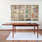 Table à rallonge scandinave en palissandre années 60, plateau veinage flamboyant, pieds fuseau, structure bois clair, 8 couverts