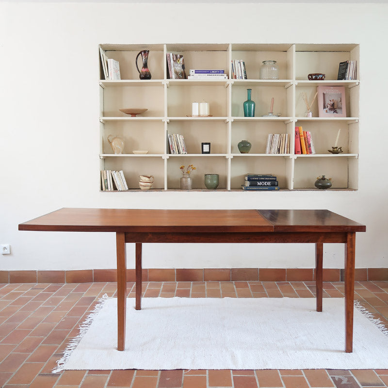 Table à rallonge scandinave en palissandre années 60, plateau veinage flamboyant, pieds fuseau, structure bois clair, 8 couverts