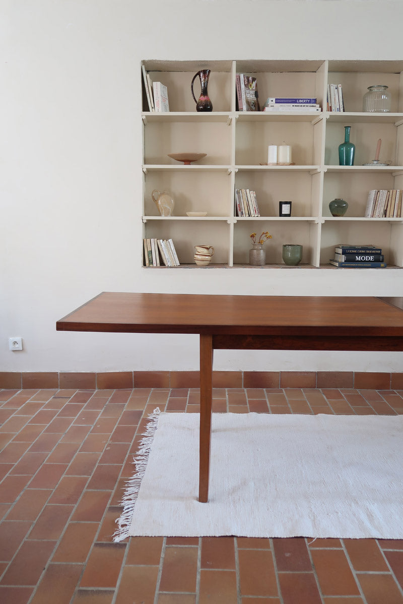 Table à rallonge scandinave en palissandre années 60, plateau veinage flamboyant, pieds fuseau, structure bois clair, 8 couverts