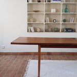 Table à rallonge scandinave en palissandre années 60, plateau veinage flamboyant, pieds fuseau, structure bois clair, 8 couverts