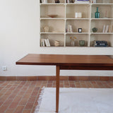 Table à rallonge scandinave en palissandre années 60, plateau veinage flamboyant, pieds fuseau, structure bois clair, 8 couverts