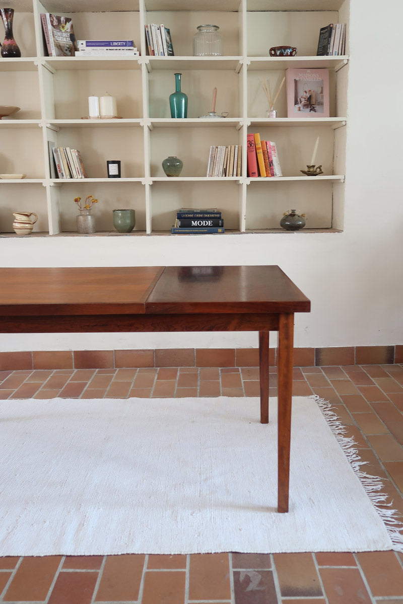Table à rallonge scandinave en palissandre années 60, plateau veinage flamboyant, pieds fuseau, structure bois clair, 8 couverts