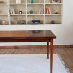 Table à rallonge scandinave en palissandre années 60, plateau veinage flamboyant, pieds fuseau, structure bois clair, 8 couverts