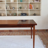Table à rallonge scandinave en palissandre années 60, plateau veinage flamboyant, pieds fuseau, structure bois clair, 8 couverts