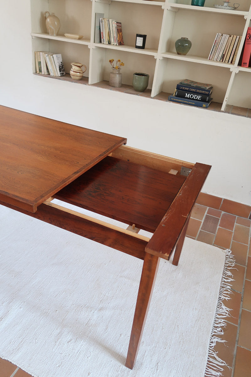 Table à rallonge scandinave en palissandre années 60, plateau veinage flamboyant, pieds fuseau, structure bois clair, 8 couverts