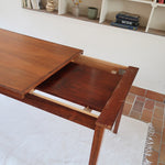 Table à rallonge scandinave en palissandre années 60, plateau veinage flamboyant, pieds fuseau, structure bois clair, 8 couverts