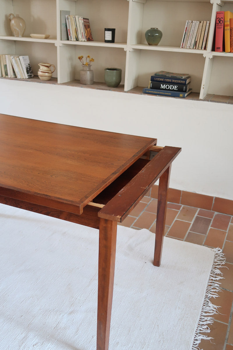 Table à rallonge scandinave en palissandre années 60, plateau veinage flamboyant, pieds fuseau, structure bois clair, 8 couverts