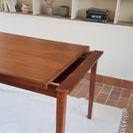 Table à rallonge scandinave en palissandre années 60, plateau veinage flamboyant, pieds fuseau, structure bois clair, 8 couverts