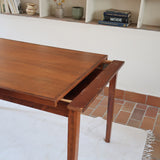 Table à rallonge scandinave en palissandre années 60, plateau veinage flamboyant, pieds fuseau, structure bois clair, 8 couverts