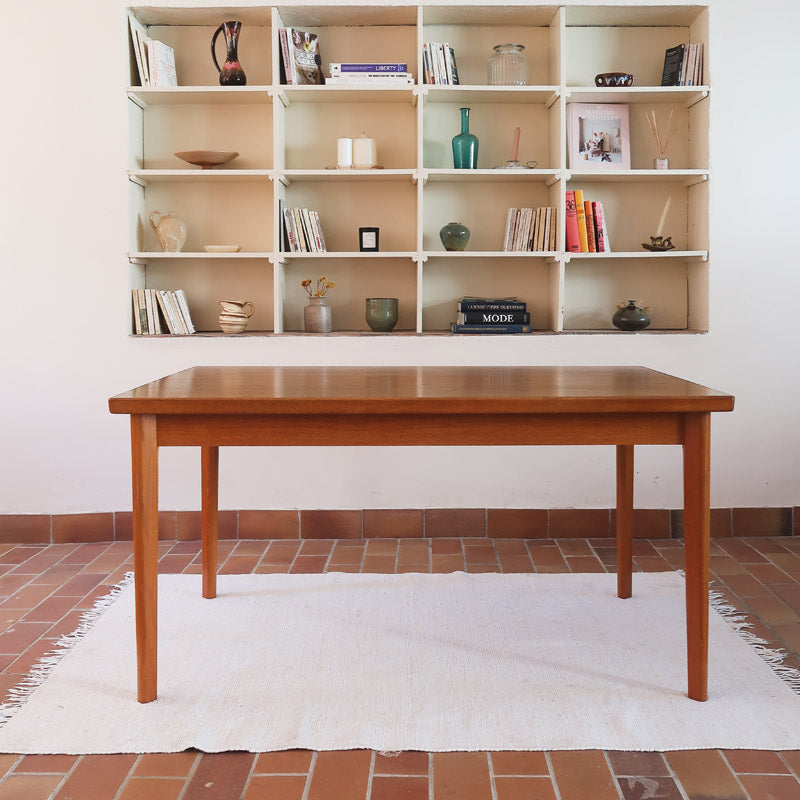 Table à manger scandinave extensible en teck années 60, allonges papillon latérales, pieds fuseau, jusqu'à 10 couverts