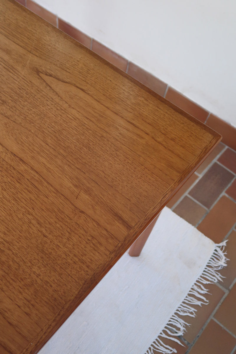 Table à manger scandinave extensible en teck années 60, allonges papillon latérales, pieds fuseau, jusqu'à 10 couverts