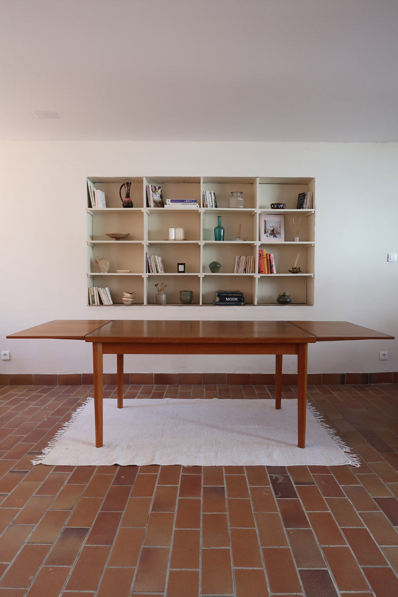 Table à manger scandinave extensible en teck années 60, allonges papillon latérales, pieds fuseau, jusqu'à 10 couverts