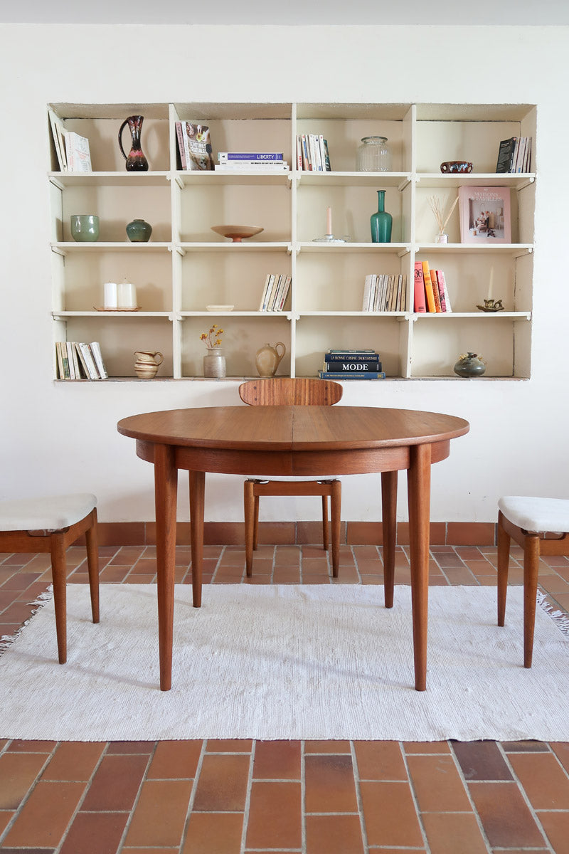 Table à manger ronde extensible vintage en teck miel, pieds fuseau, deux rallonges jusqu'à douze couverts, style scandinave fabrication française années 60