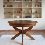 Table ronde vintage à rallonge en chêne massif éditée par Lübke, Allemagne années 60, estampille d'origine sous le plateau, piétement central à quatre jambes plates croisées en X réunies par un moyeu rond, allonge centrale