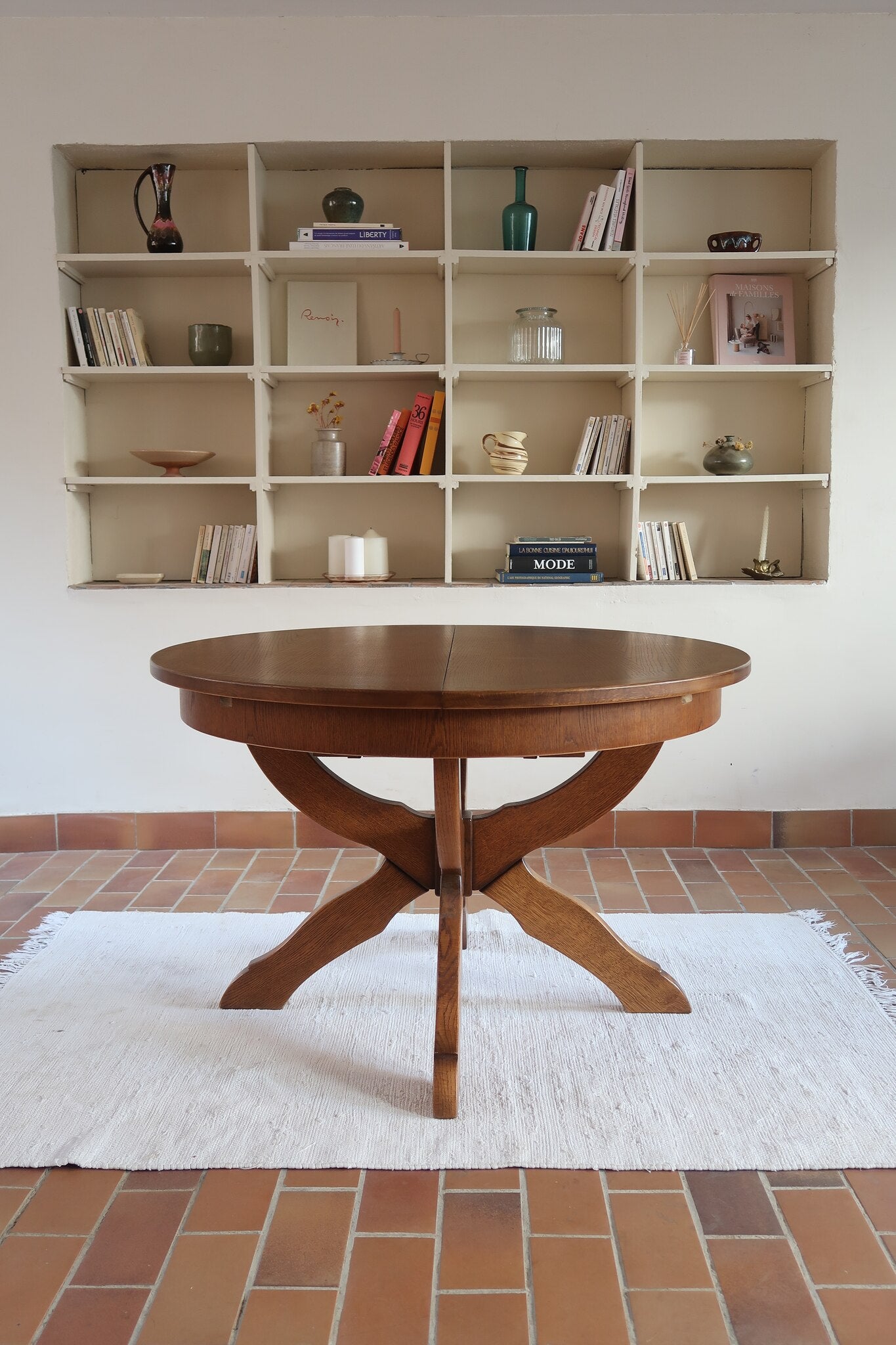 Table ronde vintage à rallonge en chêne massif éditée par Lübke, Allemagne années 60, estampille d'origine sous le plateau, piétement central à quatre jambes plates croisées en X réunies par un moyeu rond, allonge centrale