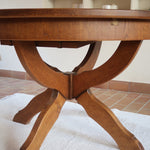 Table ronde vintage à rallonge en chêne massif éditée par Lübke, Allemagne années 60, estampille d'origine sous le plateau, piétement central à quatre jambes plates croisées en X réunies par un moyeu rond, allonge centrale