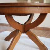 Table ronde vintage à rallonge en chêne massif éditée par Lübke, Allemagne années 60, estampille d'origine sous le plateau, piétement central à quatre jambes plates croisées en X réunies par un moyeu rond, allonge centrale