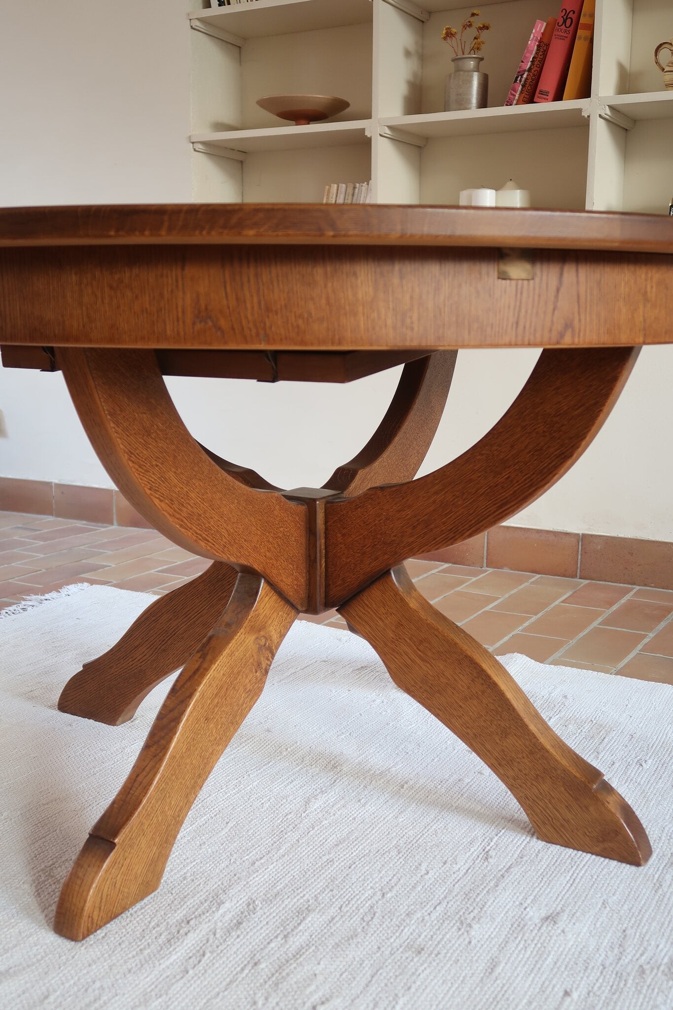 Table ronde vintage à rallonge en chêne massif éditée par Lübke, Allemagne années 60, estampille d'origine sous le plateau, piétement central à quatre jambes plates croisées en X réunies par un moyeu rond, allonge centrale