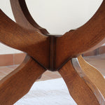 Table ronde vintage à rallonge en chêne massif éditée par Lübke, Allemagne années 60, estampille d'origine sous le plateau, piétement central à quatre jambes plates croisées en X réunies par un moyeu rond, allonge centrale