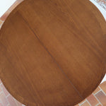 Table ronde vintage à rallonge en chêne massif éditée par Lübke, Allemagne années 60, estampille d'origine sous le plateau, piétement central à quatre jambes plates croisées en X réunies par un moyeu rond, allonge centrale