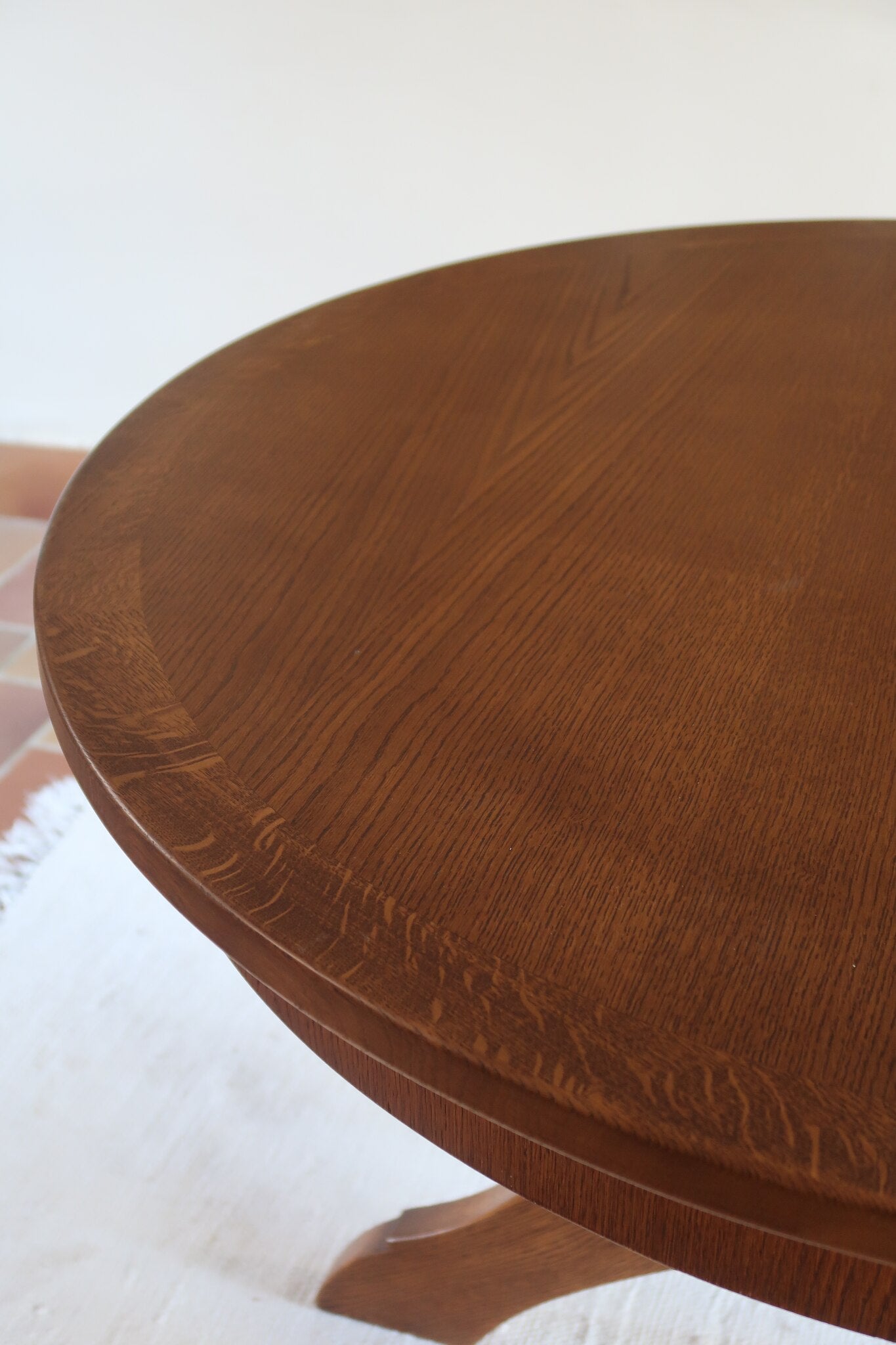 Table ronde vintage à rallonge en chêne massif éditée par Lübke, Allemagne années 60, estampille d'origine sous le plateau, piétement central à quatre jambes plates croisées en X réunies par un moyeu rond, allonge centrale