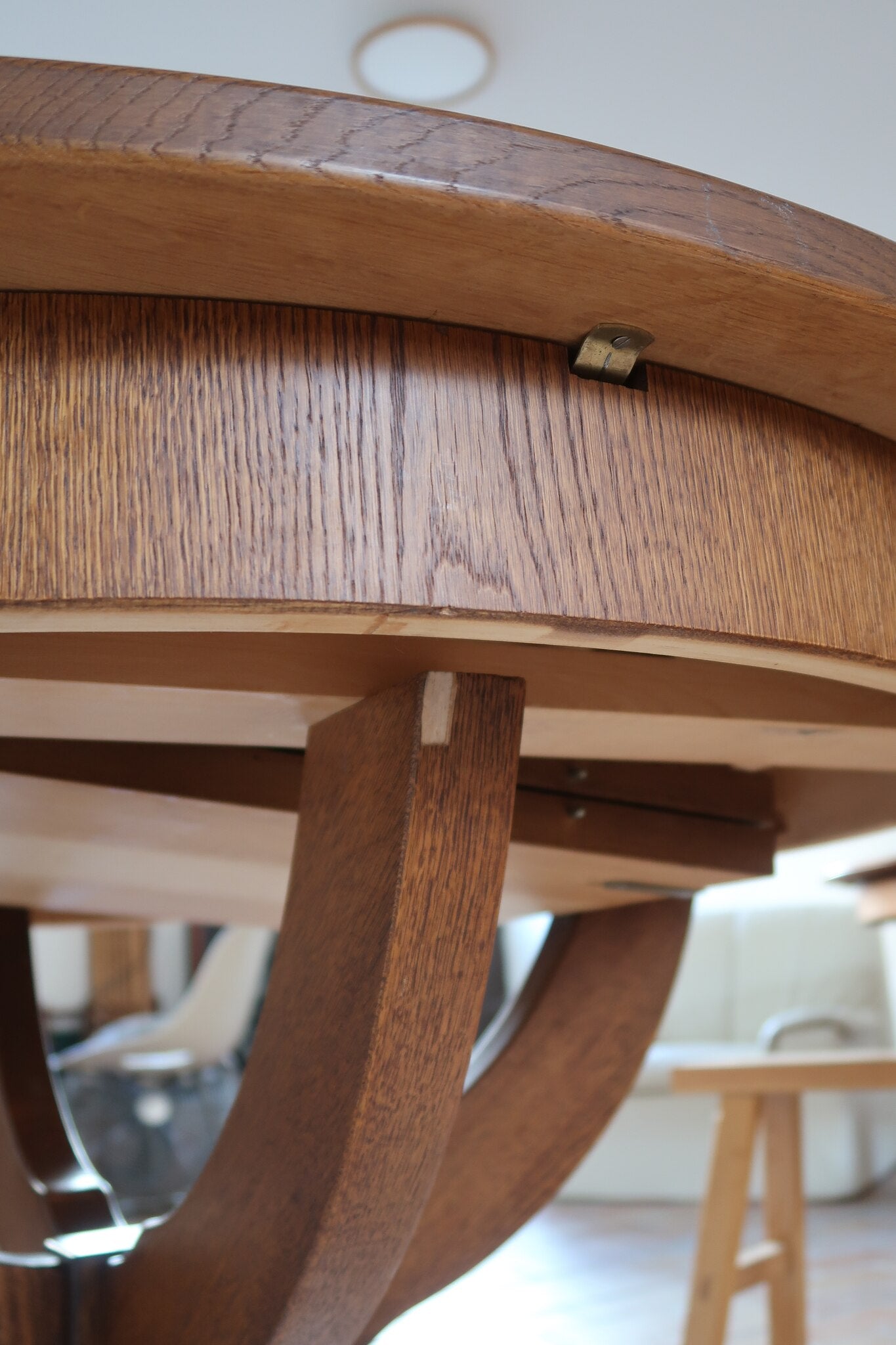 Table ronde vintage à rallonge en chêne massif éditée par Lübke, Allemagne années 60, estampille d'origine sous le plateau, piétement central à quatre jambes plates croisées en X réunies par un moyeu rond, allonge centrale