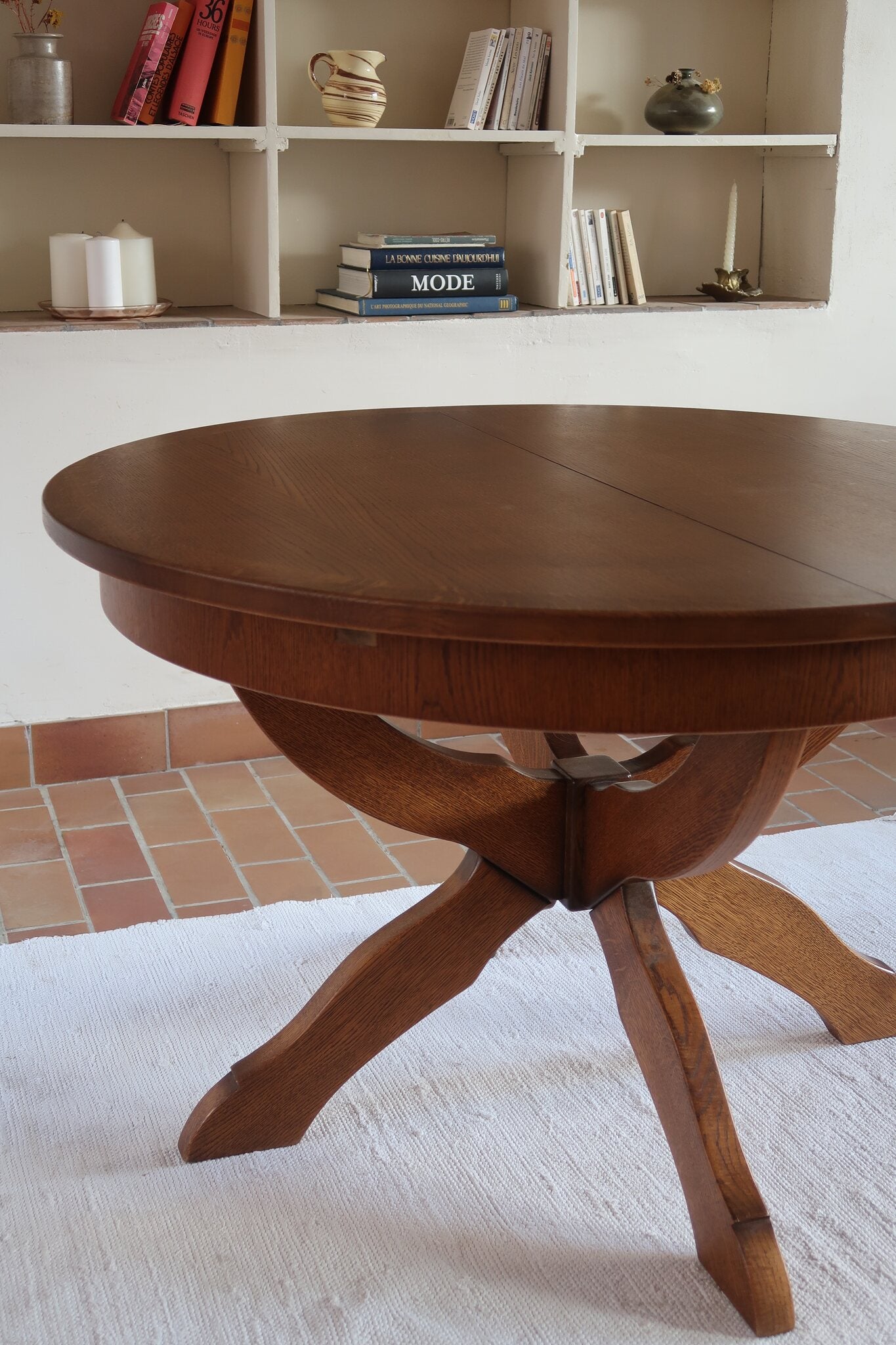 Table ronde vintage à rallonge en chêne massif éditée par Lübke, Allemagne années 60, estampille d'origine sous le plateau, piétement central à quatre jambes plates croisées en X réunies par un moyeu rond, allonge centrale
