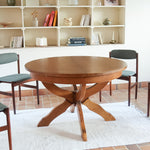 Table ronde vintage à rallonge en chêne massif éditée par Lübke, Allemagne années 60, estampille d'origine sous le plateau, piétement central à quatre jambes plates croisées en X réunies par un moyeu rond, allonge centrale