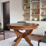 Table ronde vintage à rallonge en chêne massif éditée par Lübke, Allemagne années 60, estampille d'origine sous le plateau, piétement central à quatre jambes plates croisées en X réunies par un moyeu rond, allonge centrale