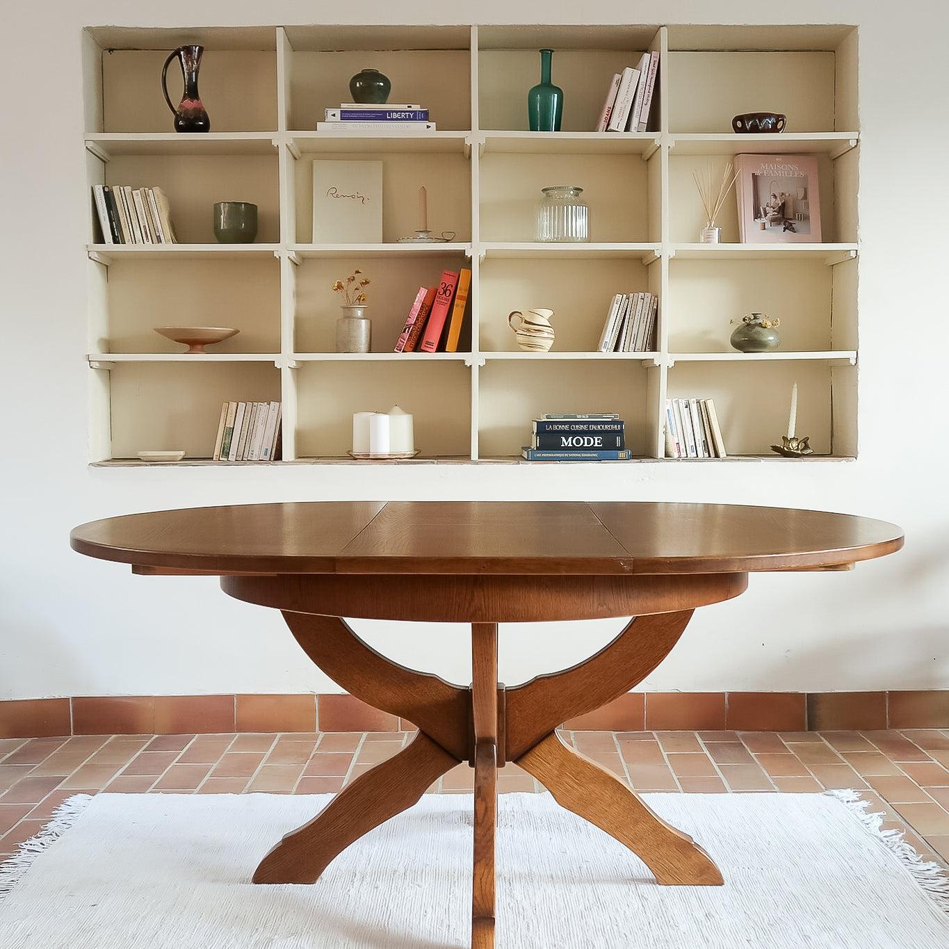 Table ronde vintage à rallonge en chêne massif éditée par Lübke, Allemagne années 60, estampille d'origine sous le plateau, piétement central à quatre jambes plates croisées en X réunies par un moyeu rond, allonge centrale