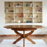 Table ronde vintage à rallonge en chêne massif éditée par Lübke, Allemagne années 60, estampille d'origine sous le plateau, piétement central à quatre jambes plates croisées en X réunies par un moyeu rond, allonge centrale