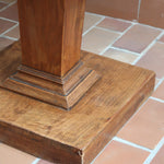 Table ronde vintage en frêne art déco, plateau circulaire à chant arrondi, pied central en colonne carrée sur socle mouluré à degrés, bois traité et rénové