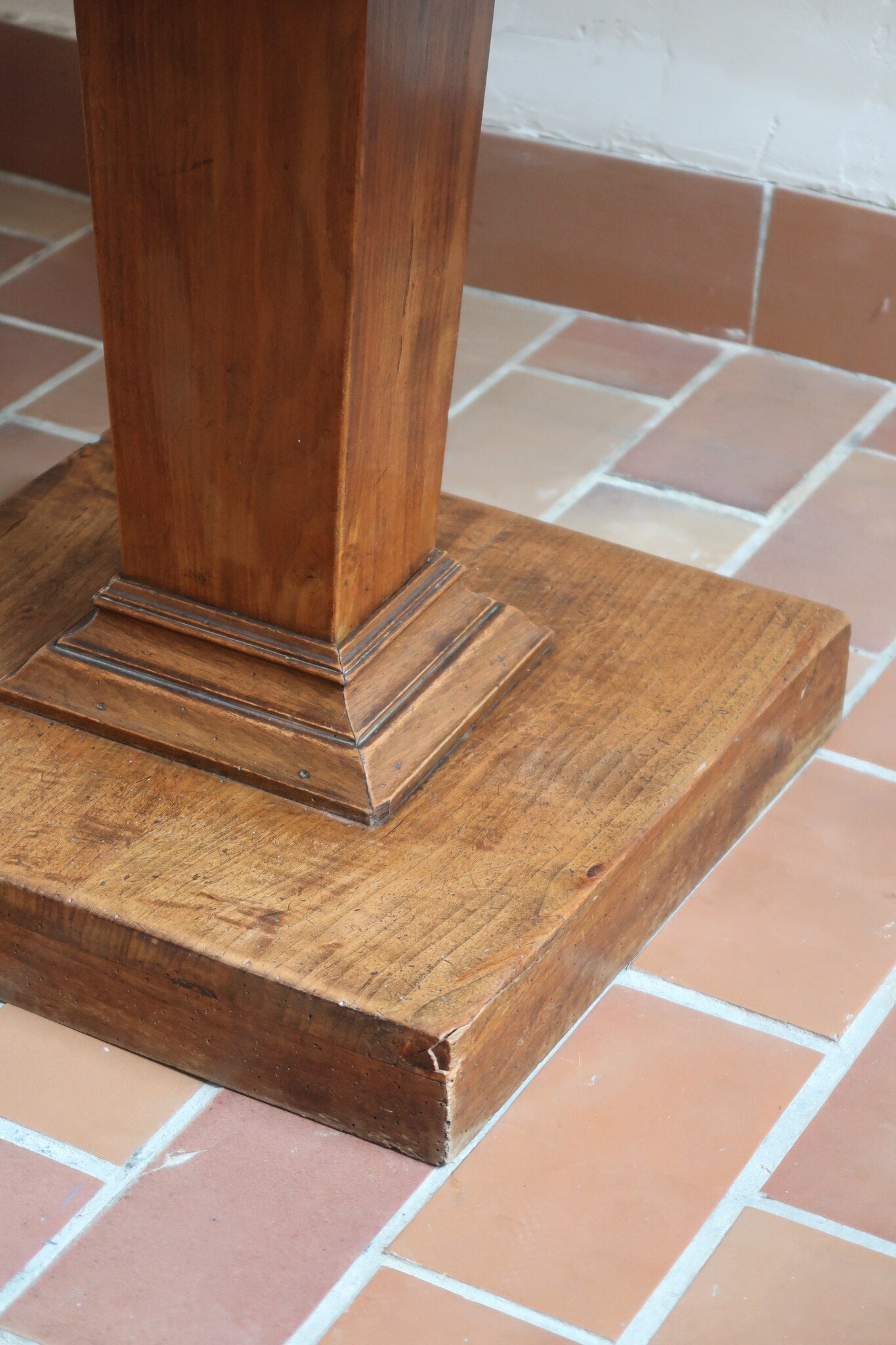 Table ronde vintage en frêne art déco, plateau circulaire à chant arrondi, pied central en colonne carrée sur socle mouluré à degrés, bois traité et rénové